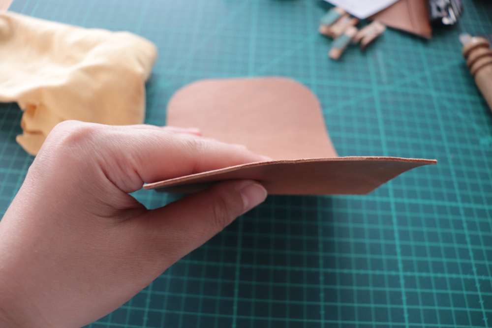 1枚革から作る1ポケットのカードケース
