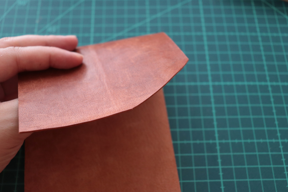 1枚革で作る紳士用扇子入れ