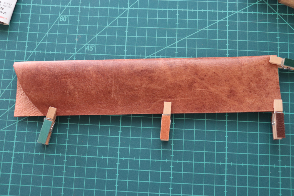 1枚革で作る紳士用扇子入れ