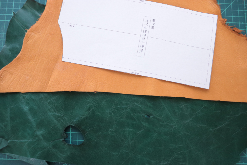 1枚革で作る婦人用扇子入れ