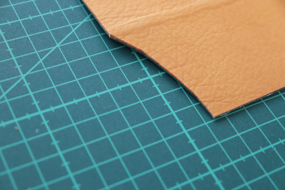 1枚革で作る婦人用扇子入れ