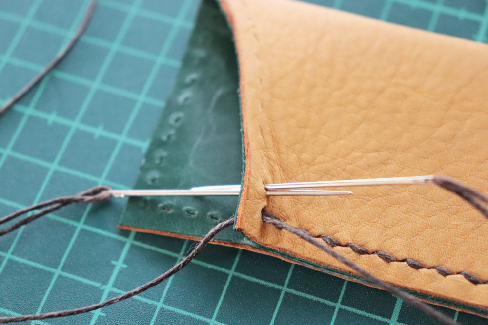 1枚革で作る婦人用扇子入れ